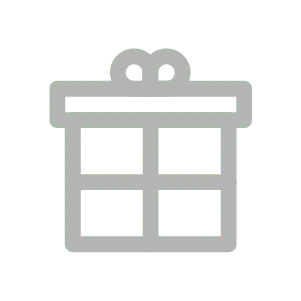 ציור קו אפור פשוט של קופסת מתנה עם סרט למעלה, מושלם להמחשת מתנה אמיתית. הקופסה המרובעת מחולקת לארבעה חלקים שווים על ידי קווים אנכיים ואופקיים על רקע שקוף.